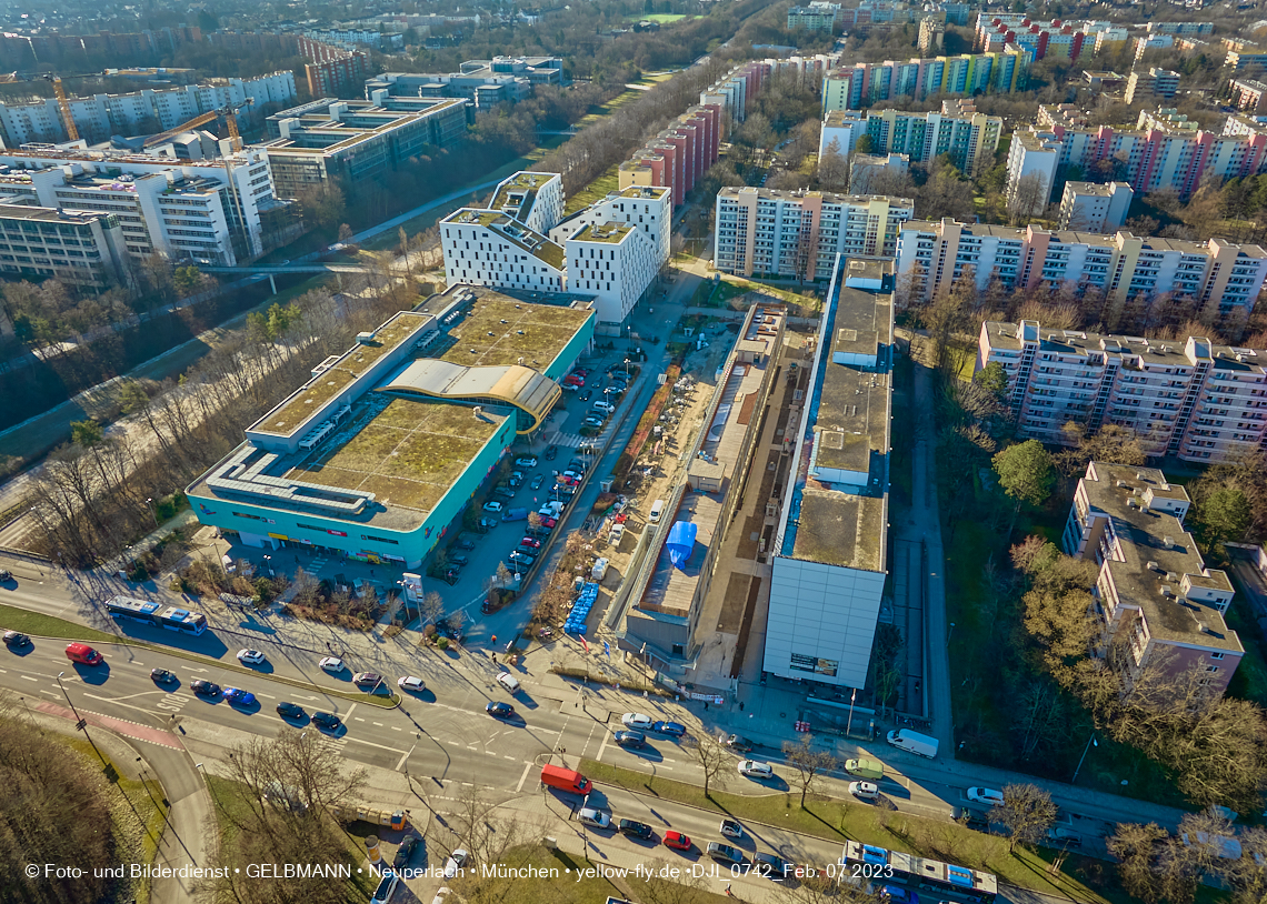 07.02.2023 - Luftbilder von der Montessori Schule im Plettzentrum Neuperlach